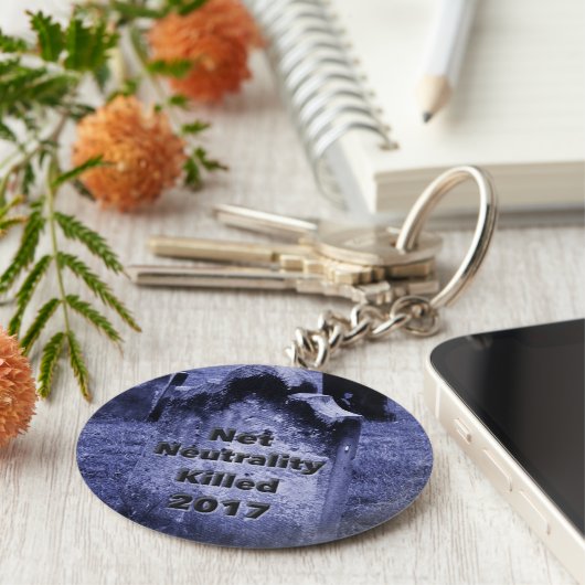 RIP Net Neutrality Gravestone Sleutelhanger (Zijkant)