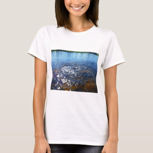 Ripels in een meer, van een vis die springt t-shirt (Voorkant)