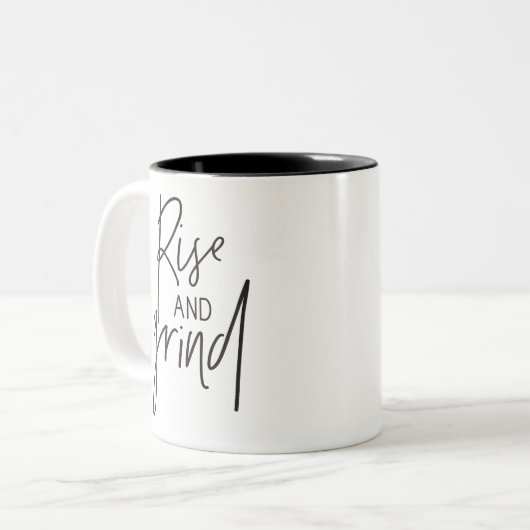 RISE AND GRIND moderne chique hand geletterd zwart Tweekleurige Koffiemok (Voorkant links)