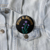Rise & Bloom – Inspirerende Bloem Knop Speld Ronde Button 7,6 Cm (In situ)