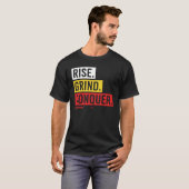 RISE. GRIND. CONQUER. – Bold Daily Motivation T-shirt (Voorkant volledig)