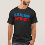 Rising Ratriots Trendy T-shirt<br><div class="desc">Een levendig stuk met gedurfde,  kleurrijke tekst die een gevoel van gemeenschap en patriottisme inspireert. Ideaal voor het toevoegen van een vleugje inspiratie aan elke ruimte.</div>