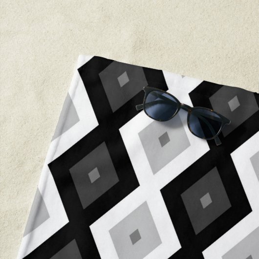 Ritvormig patroon met zwarte, witte en grijze kleu strandlaken (In situ)