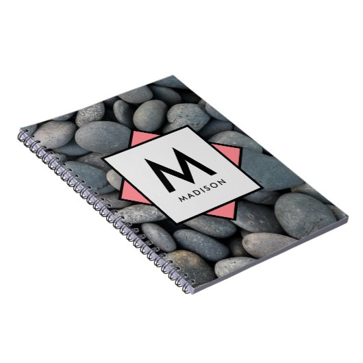 River Rock Stapel met Uw Eigen Naam en Monogram op Notitieboek (Rechterzijde)