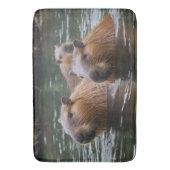 River Serenity: Capybaras Zwemmen in de Flow Badmat (Voorkant Verticaal)
