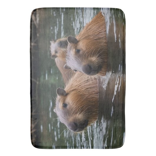 River Serenity: Capybaras Zwemmen in de Flow Badmat (Voorkant Verticaal)