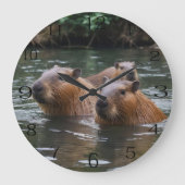 River Serenity: Capybaras Zwemmen in de Flow Grote Klok (Voorkant)