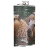 River Serenity: Capybaras Zwemmen in de Flow Heupfles (Rechts)