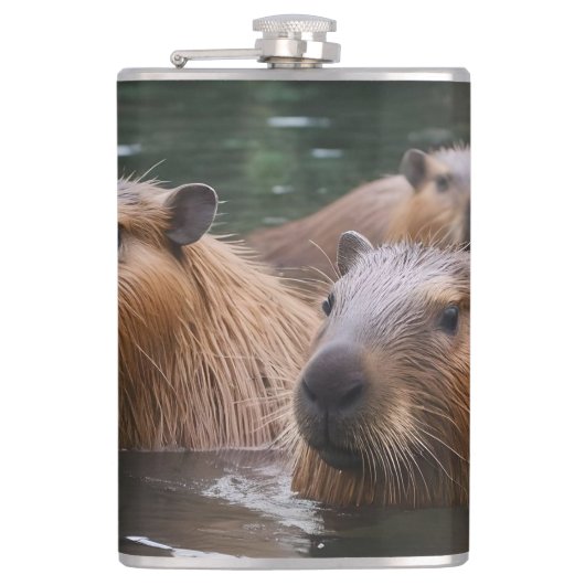 River Serenity: Capybaras Zwemmen in de Flow Heupfles (Voorkant)