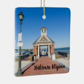 Riverwalk Landing in Yorktown Virginia Keramisch Ornament (Rechts)