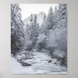 Rivier die door het winterbos Mojstrana stroomt Poster
