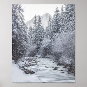 Rivier die door het winterbos Mojstrana stroomt Poster