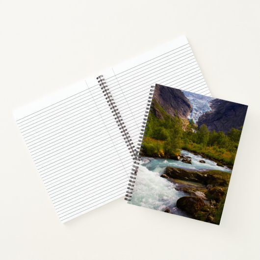 Rivier die stroomt uit de Briksdal-gletsjer Notitieboek (Binnen)