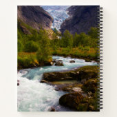 Rivier die stroomt uit de Briksdal-gletsjer Notitieboek (Achterkant)
