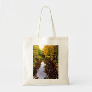 Rivier onder de bomen tote bag