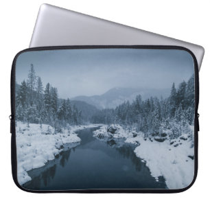 RIVIER OVERGELEID DOOR SNEEUW GEDEKT GEBIED MET PI LAPTOP SLEEVE