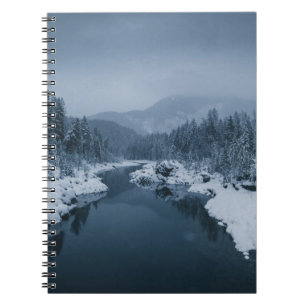 RIVIER OVERGELEID DOOR SNEEUW GEDEKT GEBIED MET PI NOTITIEBOEK