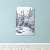 Rivier stroomt door besneeuwd winterbos Mojstrana Canvas Afdruk (Insitu (Houten vloer))