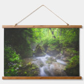 Rivier stroomt door betoverde groene bossen hangend wandkleed (Voorkant)