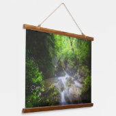 Rivier stroomt door betoverde groene bossen hangend wandkleed (Gebogen)