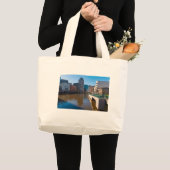 Rivierfront van Kilbourn Street in Milwaukee Grote Tote Bag (Voorkant (product))
