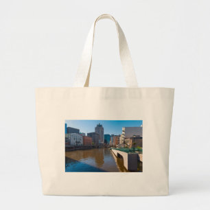 Rivierfront van Kilbourn Street in Milwaukee Grote Tote Bag