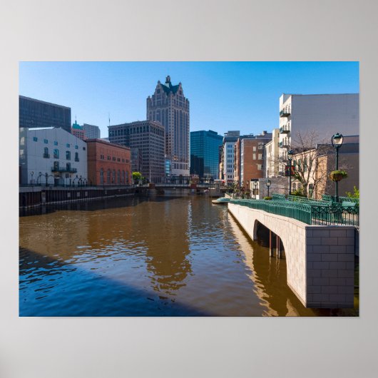 Rivierfront van Kilbourn Street in Milwaukee Poster (Voorkant)
