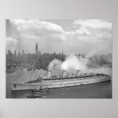 RMS Queen Mary die in New York Harbour aankomt Poster (Voorkant)