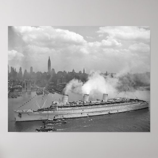 RMS Queen Mary die in New York Harbour aankomt Poster (Voorkant)