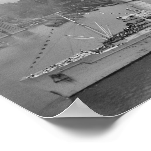 RMS Queen Mary die in New York Harbour aankomt Poster (Hoek)