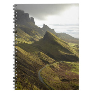 Road naar het opstijgen van de Quiraing, eiland Sk Notitieboek