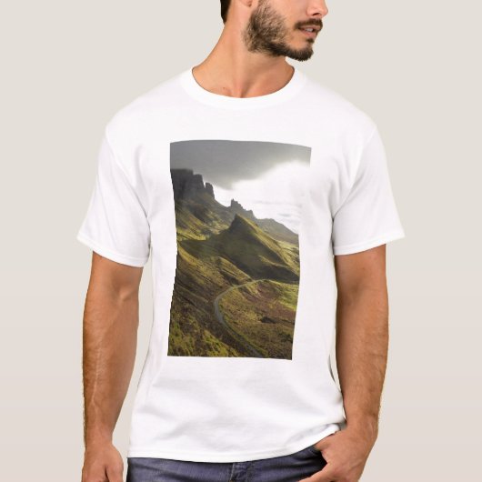 Road naar het opstijgen van de Quiraing, eiland Sk T-shirt (Voorkant)