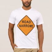 Road Narrows Road Sign Mannen T-Shirt (Voorkant)