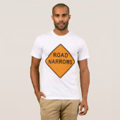 Road Narrows Road Sign Mannen T-Shirt (Voorkant volledig)
