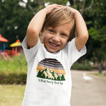 Road Trip Groen Bos Cool Custom Natuur Kinder Shirts<br><div class="desc">Personaliseer je eigen familie roadtrip peuter t-shirts voor een klein jongetje of meisje om een reis door de natuur te beginnen deze zomer of herfst. Personaliseer met je achternaam onder het groene bos van bomen en donkere berg zonsondergang voor een koele vakantie aandenken voor uw outdoor groep.</div>