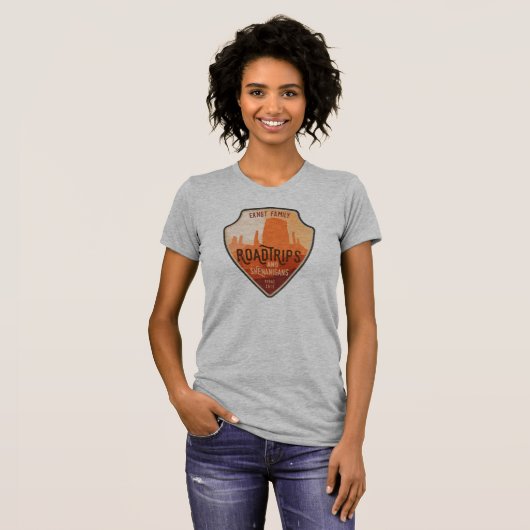 Road Trips en Shenanigans woestijn badge T-Shirt (Voorkant volledig)
