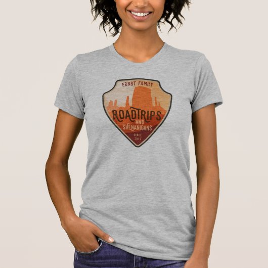 Road Trips en Shenanigans woestijn badge T-Shirt (Voorkant)