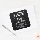 Roadtrip co-kapitein I Vierkante Sticker (Envelop)