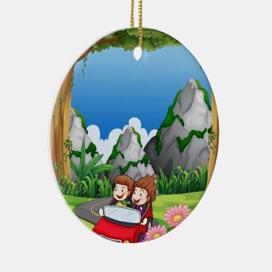 RoadtripMensen die langs het groene bos rijden Keramisch Ornament (Rechts)