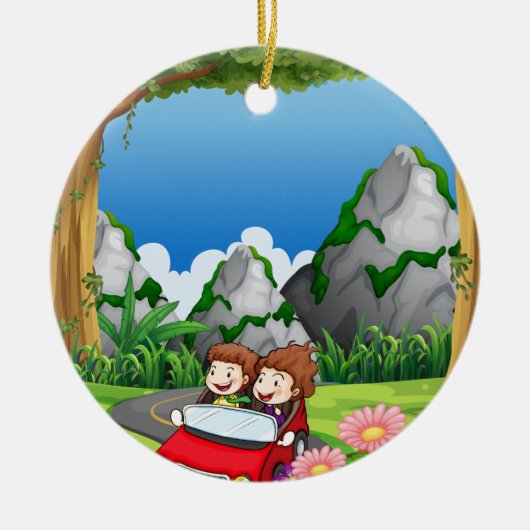 RoadtripMensen die langs het groene bos rijden Keramisch Ornament (Voorkant)