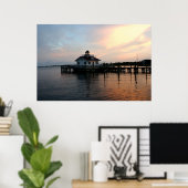 -Roanoke Lighthouse in Dusk Poster (Thuiskantoor)