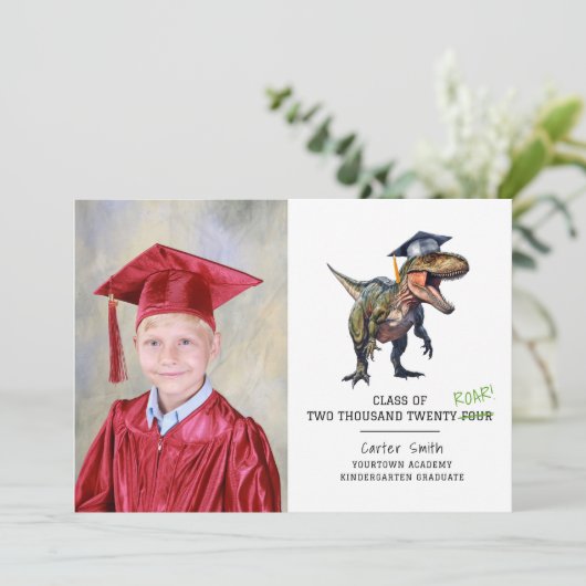 Roar Class of 2024 Kinder Dinosaurus Afstuderen Fo Kaart (Staand voorkant)