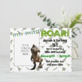 ROAR Dino-Mite Dinosaur Verjaardagsfeestje Uitnodi Kaart (Staand voorkant)
