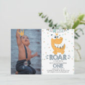 ROAR Dinosaurus Eerste Verjaardag Fotouitnodiging Kaart (Staand voorkant)