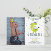 ROAR Dinosaurus Eerste Verjaardag Fotouitnodiging Kaart (Staand voorkant)