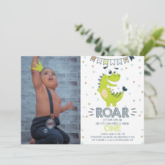 ROAR Dinosaurus Eerste Verjaardag Fotouitnodiging Kaart (Staand voorkant)