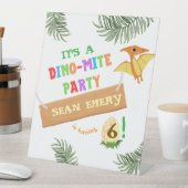 Roar in kleur: verbluffende dinosaurus reclamebord met voetstuk (Insitu)