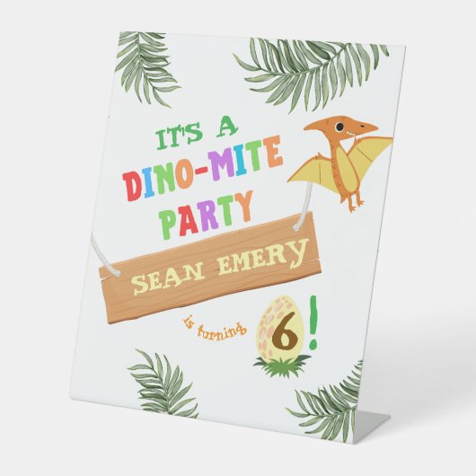 Roar in kleur: verbluffende dinosaurus reclamebord met voetstuk (Voorkant)