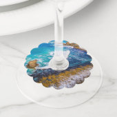 Roaring bay bij schuifpunt wijnglaslabel (Dichtbij)