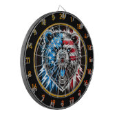 Roaring Beer Strikes met Fiery Pride Dartbord (Voorkant Links)